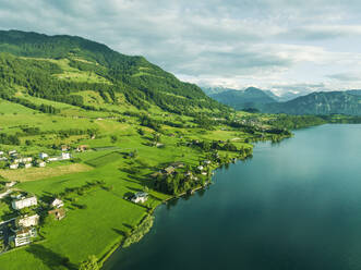 Luftaufnahme des Vierwaldstättersees bei Sonnenuntergang, von Kussnacht am Rigi, Schwyz, Schweiz. - AAEF22529