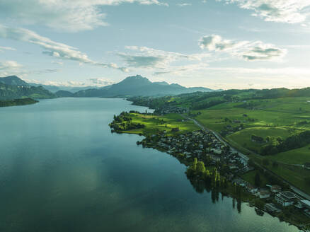 Luftaufnahme des Pilatus bei Sonnenuntergang vom Vierwaldstättersee aus, einem Berggipfel in Alpnach, Schweiz. - AAEF22530