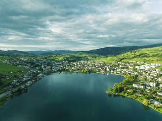 Luftaufnahme von Kussnacht am Rigi, einer kleinen Stadt am Vierwaldstättersee bei Sonnenuntergang, Schwyz, Schweiz. - AAEF22531