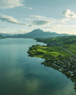 Luftaufnahme des Pilatus bei Sonnenuntergang vom Vierwaldstättersee aus, einem Berggipfel in Alpnach, Schweiz. - AAEF22532