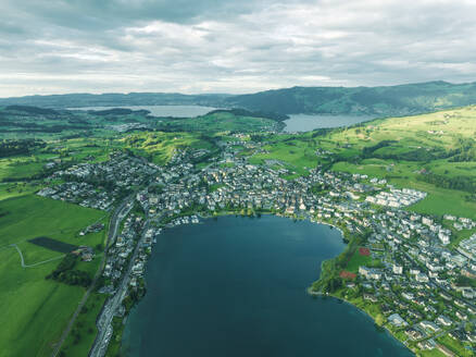 Luftaufnahme von Kussnacht am Rigi, einer kleinen Stadt am Vierwaldstättersee bei Sonnenuntergang mit dem Zugersee im Hintergrund, Schwyz, Schweiz. - AAEF22534