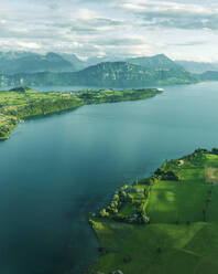 Luftaufnahme des Vierwaldstättersees bei Sonnenuntergang, von Kussnacht am Rigi aus mit dem Burgenstock im Hintergrund, Schwyz, Schweiz. - AAEF22536