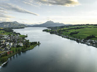 Luftaufnahme des Pilatus bei Sonnenuntergang vom Vierwaldstättersee aus, einem Berggipfel in Alpnach, Schweiz. - AAEF22547