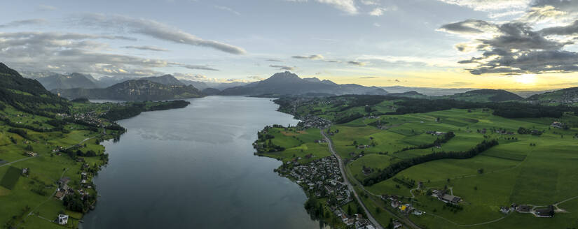 Panoramablick auf den Vierwaldstättersee bei Sonnenuntergang mit dem Pilatus im Hintergrund, Alpnach, Schweiz. - AAEF22548