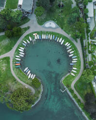 Luftaufnahme von Segelbooten am Pier in Melide, einer kleinen Stadt am Luganer See im Tessin, Schweiz. - AAEF22555