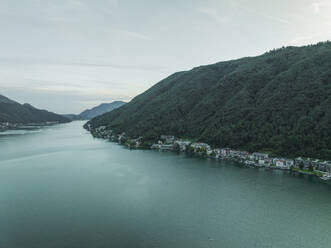 Luftaufnahme von Häusern am Ufer des Luganer Sees bei Sonnenuntergang, Lugano, Tessin, Schweiz. - AAEF22556