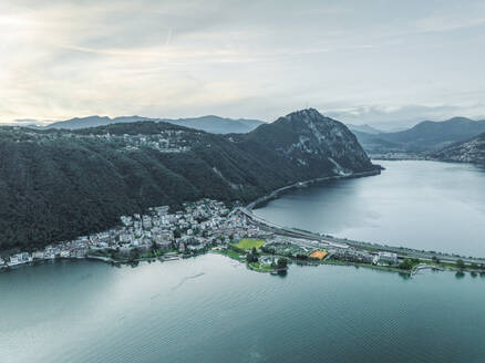 Luftaufnahme von Melide, einer kleinen Stadt am Luganer See, bei Sonnenuntergang im Tessin, Schweiz. - AAEF22557