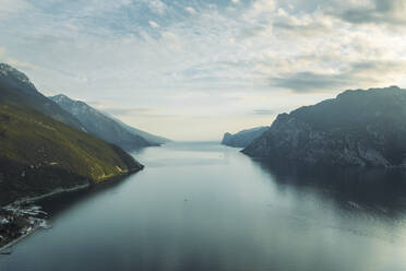 Luftaufnahme des Gardasees bei Sonnenuntergang mit Bergen entlang der Küste, Riva del Garda, Trentino, Italien. - AAEF22566