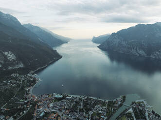 Luftaufnahme von Torbole, einer kleinen Stadt am Gardasee mit dem Fluss Sarca, der das Dorf bei Sonnenuntergang durchquert, Trentino, Italien. - AAEF22572