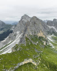 Luftaufnahme von Seceda, einem beliebten Berggipfel in den Dolomiten in der Geislergruppe im Naturpark Puez-Geisler in Südtirol in Norditalien. - AAEF22586