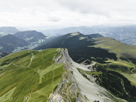 Luftaufnahme des Seceda-Kamms mit dem Tal des Naturparks Puez-Geisler in Trentino, Südtirol, Italien. - AAEF22589