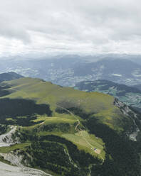 Luftaufnahme einer schönen Berglandschaft vom Gipfel und Kamm des Seceda, Naturpark Puez-Geisler im Trentino, Südtirol, Italien. - AAEF22590