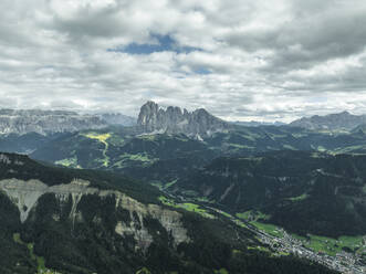 Luftaufnahme des Langkofels, einem wunderschönen Berggipfel in den Dolomiten, Trentino, Südtirol, Italien. - AAEF22592