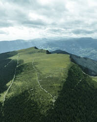 Luftaufnahme des Bergrückens von Resciesa im Naturpark Puez-Geisler, Dolomiten, Trentino, Südtirol in Norditalien. - AAEF22595