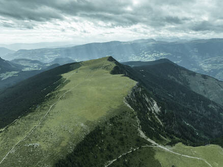 Luftaufnahme des Bergrückens von Resciesa im Naturpark Puez-Geisler, Dolomiten, Trentino, Südtirol in Norditalien. - AAEF22596