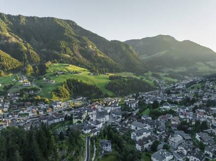 Luftaufnahme von St. Ulrich, einem kleinen Dorf in den Dolomiten, bei Sonnenuntergang, Trentino, Südtirol in Norditalien. - AAEF22597