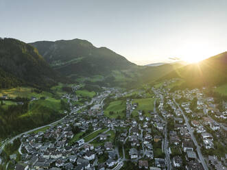 Luftaufnahme von St. Ulrich, einem kleinen Dorf in den Dolomiten, bei Sonnenuntergang, Trentino, Südtirol in Norditalien. - AAEF22598