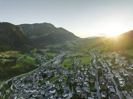 Luftaufnahme von St. Ulrich, einem kleinen Dorf in den Dolomiten, bei Sonnenuntergang, Trentino, Südtirol in Norditalien. - AAEF22598