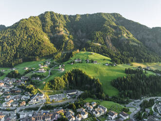 Luftaufnahme von St. Ulrich, einem kleinen Dorf in den Dolomiten, bei Sonnenuntergang, Trentino, Südtirol in Norditalien. - AAEF22599