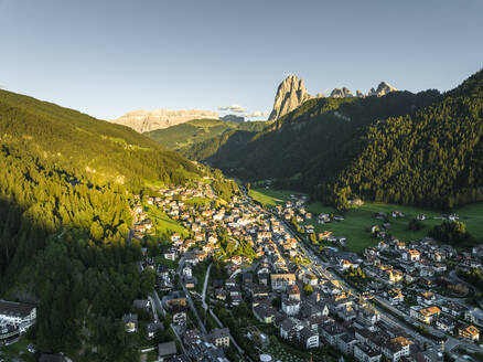 Luftaufnahme von St. Ulrich, einem kleinen Dorf in den Dolomiten, bei Sonnenuntergang, Trentino, Südtirol in Norditalien. - AAEF22600