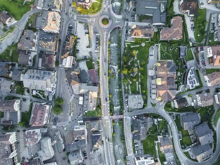 Luftaufnahme des Stadtzentrums von St. Ulrich, einem kleinen Dorf in den Dolomiten Trentino, Südtirol in Norditalien. - AAEF22601