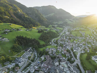 Luftaufnahme von St. Ulrich, einem kleinen Dorf in den Dolomiten, bei Sonnenuntergang, Trentino, Südtirol in Norditalien. - AAEF22602