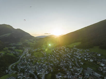 Luftaufnahme von St. Ulrich, einem kleinen Dorf in den Dolomiten, bei Sonnenuntergang, Trentino, Südtirol in Norditalien. - AAEF22603