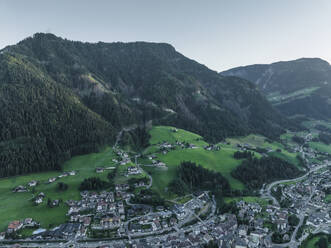 Luftaufnahme von St. Ulrich, einem kleinen Dorf in den Dolomiten, bei Sonnenuntergang, Trentino, Südtirol in Norditalien. - AAEF22607