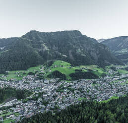 Luftaufnahme von St. Ulrich, einem kleinen Dorf in den Dolomiten, bei Sonnenuntergang, Trentino, Südtirol in Norditalien. - AAEF22610