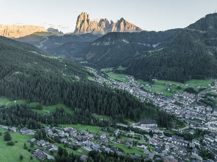 Luftaufnahme von St. Ulrich, einem kleinen Dorf in den Dolomiten, bei Sonnenuntergang, Trentino, Südtirol in Norditalien. - AAEF22611