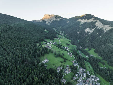 Luftaufnahme von St. Ulrich, einem kleinen Dorf in den Dolomiten, bei Sonnenuntergang, Trentino, Südtirol in Norditalien. - AAEF22612