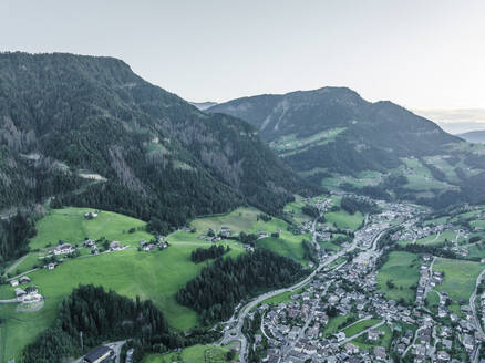 Luftaufnahme von St. Ulrich, einem kleinen Dorf in den Dolomiten, bei Sonnenuntergang, Trentino, Südtirol in Norditalien. - AAEF22613