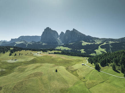 Luftaufnahme des Langkofels, einem Berggipfel der Dolomiten, von der Seiser Alm im Trentino, Südtirol in Norditalien. - AAEF22615