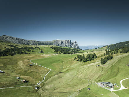 Luftaufnahme des Naturparks Schlern-Rosengarten auf der Seiser Alm im Trentino, Südtirol in Norditalien. - AAEF22616