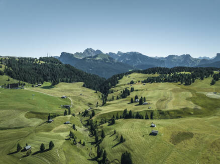 Luftaufnahme des Secede-Gipfels von der Seiser Alm in den Dolomiten, Trentino, Südtirol in Norditalien. - AAEF22617