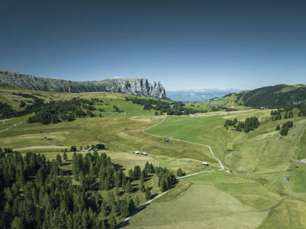 Luftaufnahme des Naturparks Schlern-Rosengarten auf der Seiser Alm im Trentino, Südtirol in Norditalien. - AAEF22618