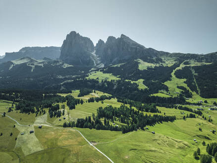 Luftaufnahme des Langkofels, einem Berggipfel der Dolomiten, von der Seiser Alm im Trentino, Südtirol in Norditalien. - AAEF22619