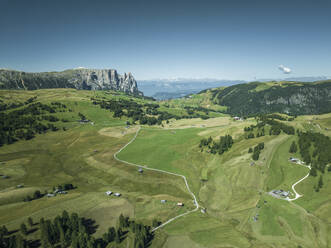 Luftaufnahme des Naturparks Schlern-Rosengarten auf der Seiser Alm im Trentino, Südtirol in Norditalien. - AAEF22620