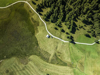 Luftaufnahme einer einsamen Berghütte auf der Seiser Alm in den Dolomiten, Trentino, Südtirol in Norditalien. - AAEF22621