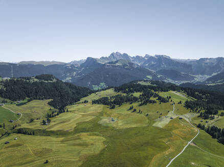 Luftaufnahme des Secede-Gipfels von der Seiser Alm in den Dolomiten, Trentino, Südtirol in Norditalien. - AAEF22622