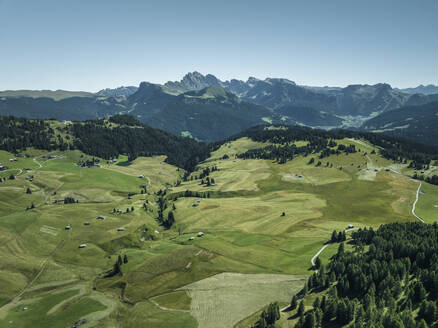 Luftaufnahme des Secede-Gipfels von der Seiser Alm in den Dolomiten, Trentino, Südtirol in Norditalien. - AAEF22624