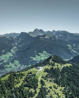 Luftaufnahme des Bergrückens auf der Seiser Alm in den Dolomiten mit dem Secede-Gipfel im Hintergrund, St. Ulrich, Trentino, Südtirol in Norditalien. - AAEF22627