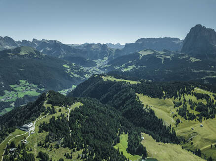 Luftaufnahme der Stadt St. Ulrich von der Seiser Alm in den Dolomiten, Trentino, Südtirol in Norditalien. - AAEF22628