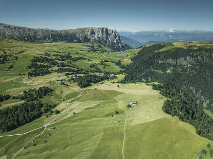 Luftaufnahme des Naturparks Schlern-Rosengarten auf der Seiser Alm im Trentino, Südtirol in Norditalien. - AAEF22629