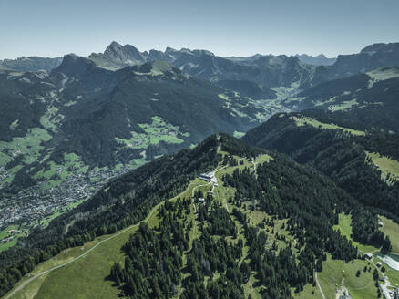 Luftaufnahme der Stadt St. Ulrich von der Seiser Alm in den Dolomiten, Trentino, Südtirol in Norditalien. - AAEF22630