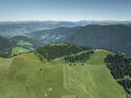 Luftaufnahme des Bergrückens auf der Seiser Alm in den Dolomiten, Trentino, Südtirol in Norditalien. - AAEF22631