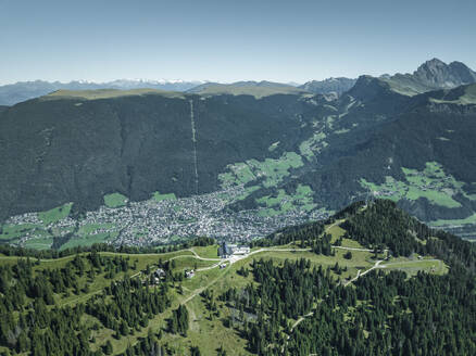 Luftaufnahme der Stadt St. Ulrich von der Seiser Alm in den Dolomiten, Trentino, Südtirol in Norditalien. - AAEF22632