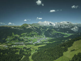 Luftaufnahme von Santa Cristina, einer kleinen Stadt in den Dolomiten, Trentino, Südtirol in Norditalien. - AAEF22634