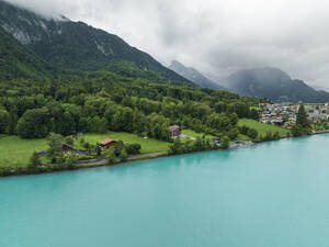 Luftaufnahme des Brienzersees im Sommer an einem regnerischen Tag mit niedrigen Wolken, Bonigen, Bern, Schweiz. - AAEF22647