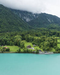 Luftaufnahme des Brienzersees im Sommer an einem regnerischen Tag mit niedrigen Wolken, Bonigen, Bern, Schweiz. - AAEF22648